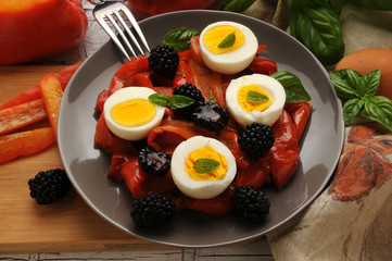 Huevos pimientos moras albahaca Eggs peppers blackberries basil Peperoni uova more basilico Oeufs Poivrons Blackberries Basilil Eier Paprika Brombeeren Basilikum Jajka papryka jeżyna bazylia 鸡蛋胡椒黑莓罗勒 