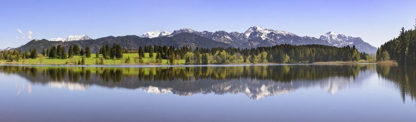 Großes Panorama von Alpen im Allgäu mit Spiegelung im See