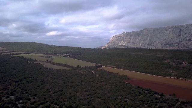 Vue a&eacute;rienne de la montagne Sainte Victoire &agrave; Aix en Provence