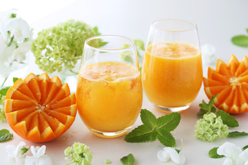 Delicious orange smoothie with fresh sliced orange.Selective focus. オレンジスムージー　ミント　オレンジ