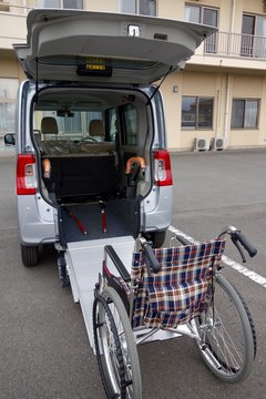 車椅子と福祉車両