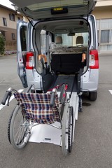 Fototapeta premium 車椅子格納イメージ、縦