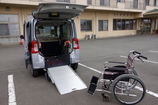 車椅子と福祉車両イメージ