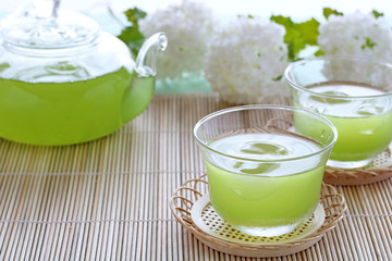 冷たい緑茶