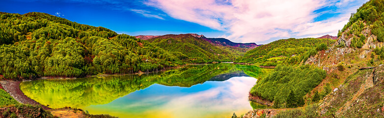 Obraz premium Clear mountains lake. Siriu lake, Buzau county, Romania