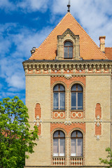 Building with 5 windows and brick facade