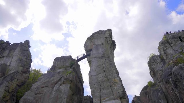 Externsteine Mystischer Pilger - Ort Close up mit Lichtwechsel Sonne Schatten
