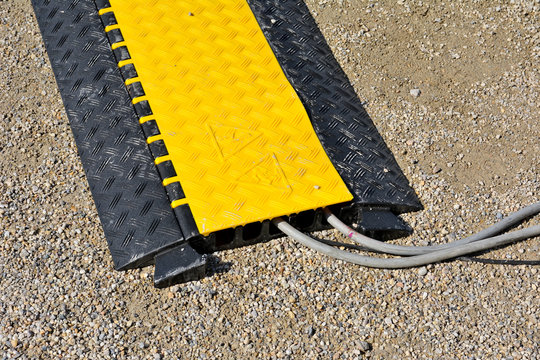Kabelbr&uuml;cke mit Stromkabel