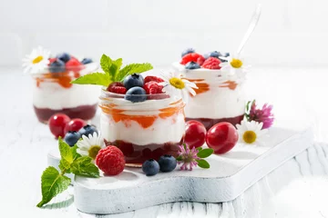 Photo sur Plexiglas Dessert sweet dessert with jam, cream and fresh fruit