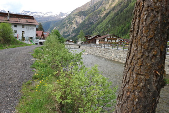 Fluss fliest durch Feichten im Kaunertal, &Ouml;sterreich