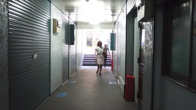 犯罪イメージ　歩く女性を背後から尾行し襲う男性　暗い路地裏