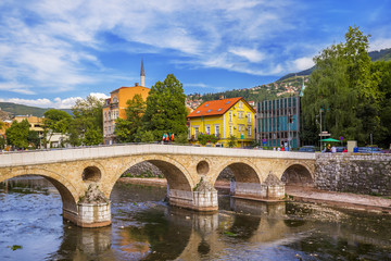 Obraz premium View of Latin bridge against cloudy sky