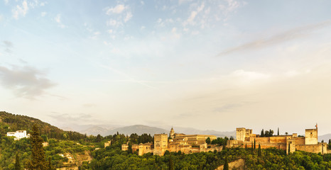 Obraz premium Landscape of Alhambra of Granada, Spain, from Albaycin with Sierra Nevada's mountain on the background during sunset