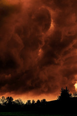 Fototapeta na wymiar dunkle Wolken ziehen auf das Inferno steht bevor