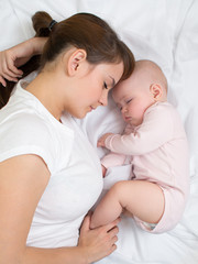 Obraz na płótnie Canvas Mother and baby sleep together