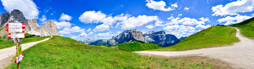 Obraz premium Sentieri con indicazioni nel gruppo del Sassolungo in Val di Fassa nelle Dolomiti 