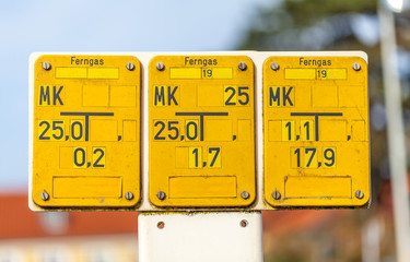 a yellow german grid gas (ferngas) sign