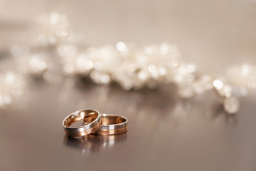 Обручальные кольца и украшение невесты.