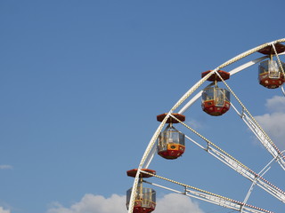 Riesenrad mit Gondeln und blauem Himmel