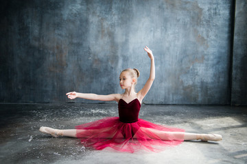 Obraz premium little ballerina red tutu doing splits