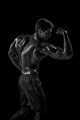 Obraz na płótnie Canvas Strong Athletic Man Fitness Model posing back muscles, triceps o