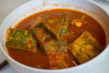 Spicy and Soup Curry with Shrimp and Vegetable Omelet