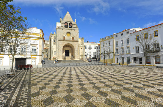 Pra&ccedil;a da Rep&uacute;blica e Catedral de Nossa Senhora da Assun&ccedil;&atilde;o, Elvas, Alentejo, Portugal