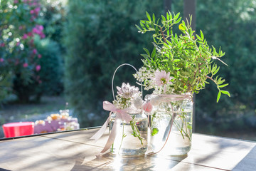 Vase fleurie en verre transparent