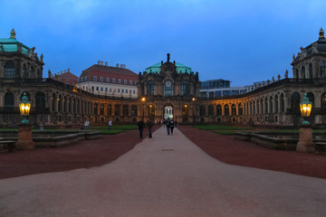 Zwinger Dresden Glockenpavillon Innenhof zur Blauen Stunde
