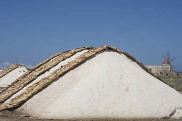 Cumuli di sale grezzo coperti con tegole di terracotta, Saline di Trapani IT