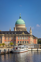 Der Schiffsanleger in Potsdam mit dem Landtag und der Nicolaikirche im Bildhintergrund