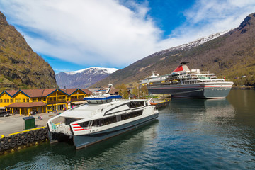 Downtown and ship in Flam