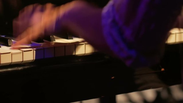 Grand piano: playing staccato chords - Close up