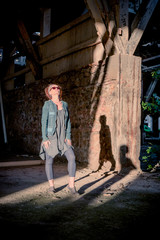 Femme et fillette jouant avec le soleil dans l'usine abandonnée de Toscane