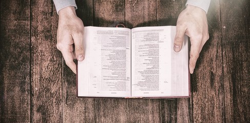 Obraz premium Cropped image man holding bible