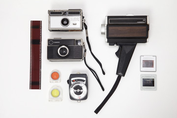 Cámaras y fotómetro vintage organizadas sobre una mesa