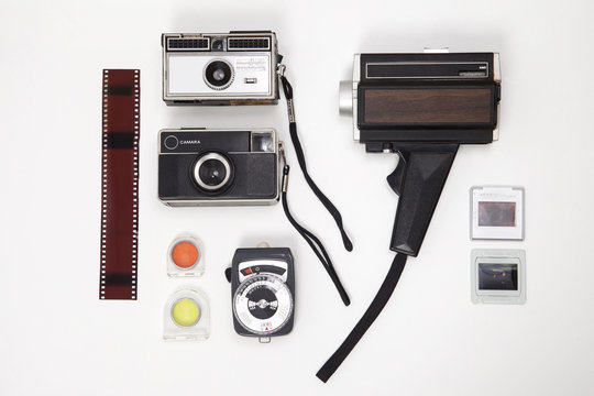 C&aacute;maras y fot&oacute;metro vintage organizadas sobre una mesa