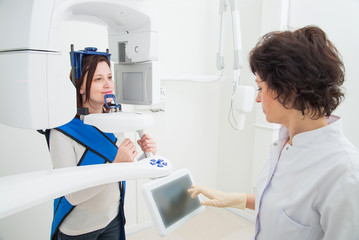 Obraz premium Dentist taking a panoramic digital X-ray of a patient s teeth