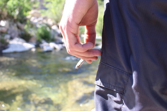 homme qui fume dehors a la rivi&egrave;re