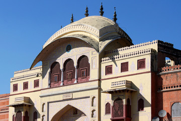 Fototapeta na wymiar Kuppel über dem Tripolia Gate an der Chandpol Bazar Road in Jaipur, Rajasthan, Indien