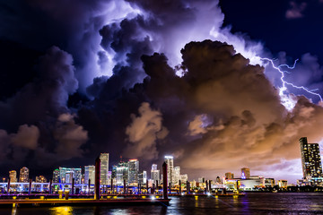 Obraz premium Lightning over metropolis