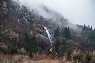 Utne Norwegia i okoliczy las z wodospadem spływającym po zboczu góry.