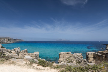 Fototapeta na wymiar Vista panoramica della baia di Cala Rossa, isola di Favignana IT