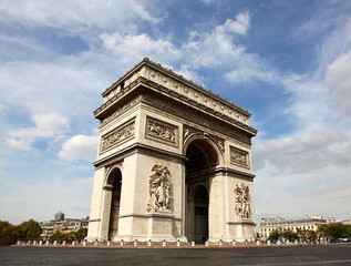 Fototapeta na wymiar Iconic Arc de Triomphe in Paris France
