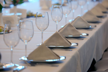 the table setting in restaurant