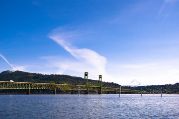 Fototapeta premium long green metal bridge on Columbia river