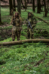 Camouflaged soldiers in forest © Piotr Jankowiak