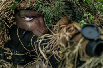 Naklejka premium Camouflaged soldiers in forest