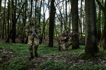 Fototapety  Zakamuflowani żołnierze w lesie