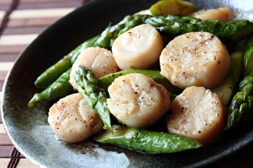 帆立貝とアスパラガスのバター炒め　Saute of scallops and asparagus